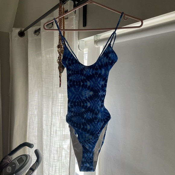 L Space Reversible Pool Blue and White One Piece - Picture 4 of 4